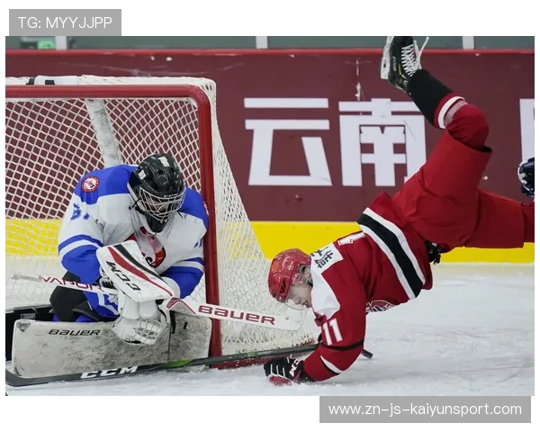 冰球守门员“蝙蝠式”飞扑救险震撼全场